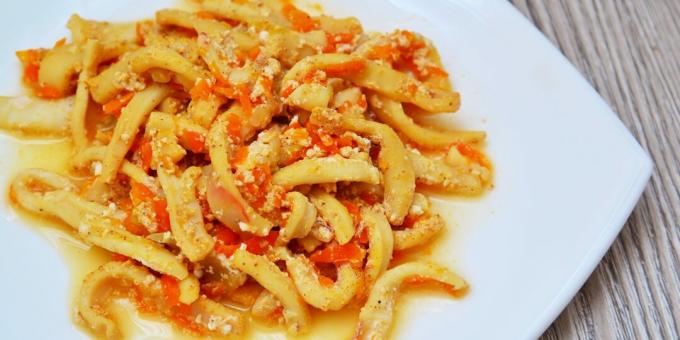 Stekt blekksprut med rømme og gulrøtter: en enkel oppskrift