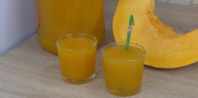 Pumpkin juice, kokt i en juicer