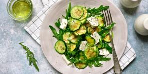 Salat med courgette, rucola, feta og sitrondressing