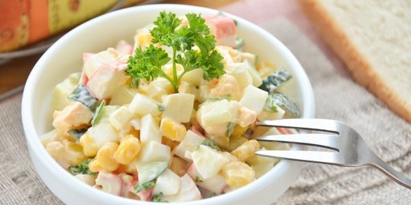 Salat med krabbe pinner, mais og egg