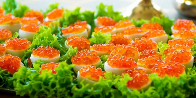 Fylte egg med rød kaviar