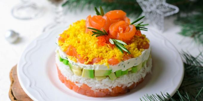 Lagdelt salat med rød fisk og ris