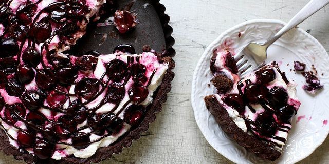 kake oppskrift med kirsebær: Sjokoladekake med bakt kirsebær og pisket krem