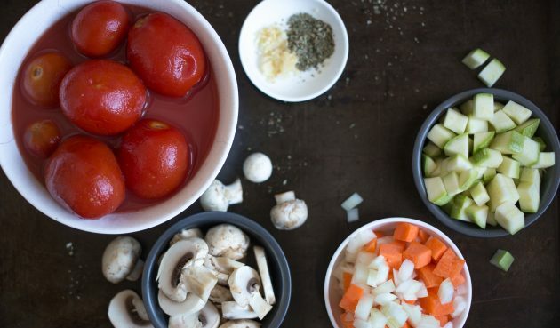 Skjær grønnsaker til bønne ragout i eventuelle store biter