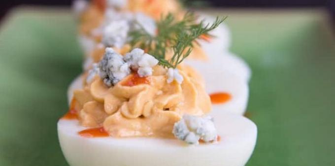 Fylte egg med blåmuggost