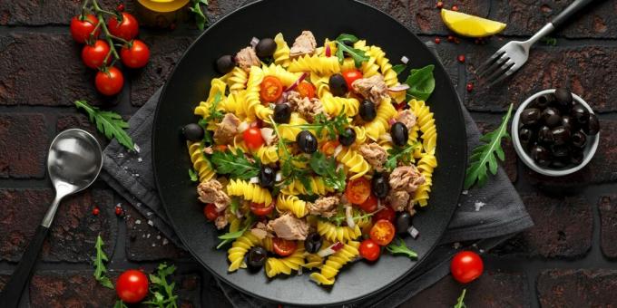 Salat med pasta og tunfisk