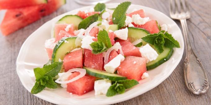 Salat med vannmelon, feta, agurk og honningdressing