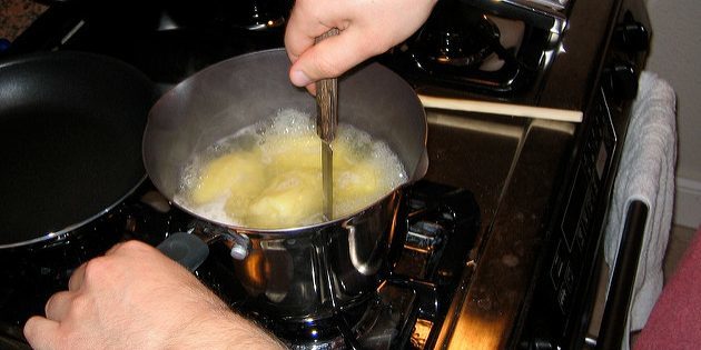 Oppskriften av potetmos: poteter vilje til å kontrollere kniv