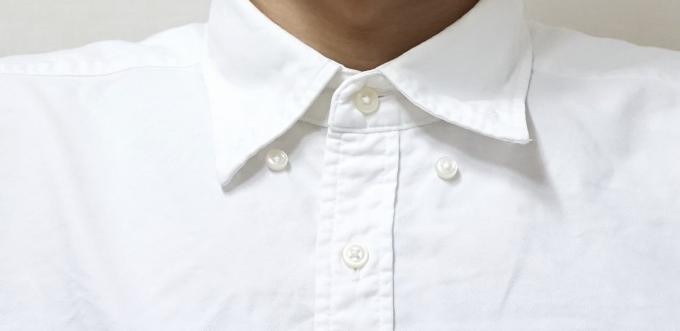 Horisontal sløyfe for de øverste knappene i skjorten hans