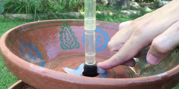 Hvordan lage en gjør-det-selv-fontene: dekk vannkannen med tetningsmasse