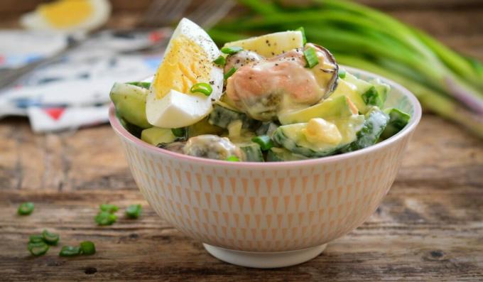 Salat med blåskjell, agurk og egg