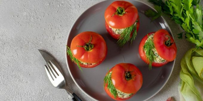 Tomater fylt med kylling og egg