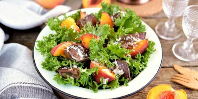 Salat med fersken og lever