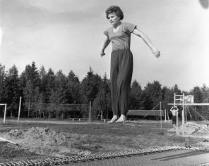 Hvordan å miste vekt i sommer med glede: en kul alternativ å kjøre og gym