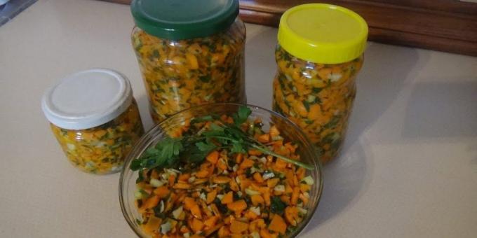 Hvordan forberede vinteren gulrøtter: Spicy salat av gulrøtter med greener
