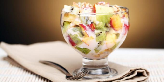 Fruktsalat med yoghurt og kjeks