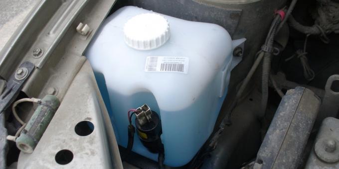 Frøs nezamerzayku: vaskevann tanken under panseret