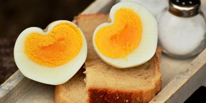 Kokt egg med rømme og brød - velsmakende og rimelig