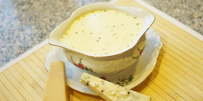 Kremet saus med tre typer ost