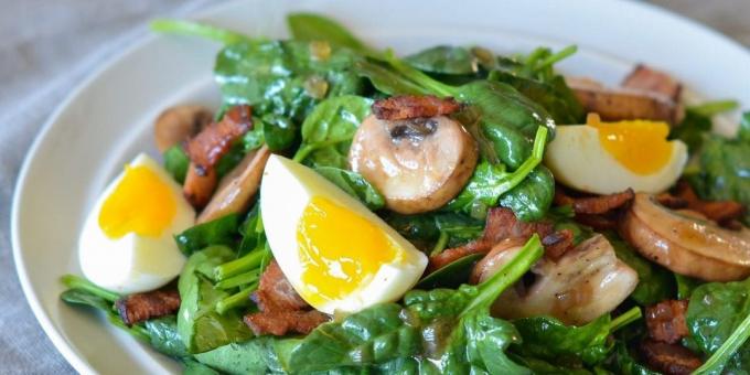 Salat med spinat, bacon og egg