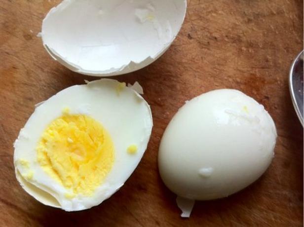 Kjøkken tricks: hvordan du raskt ren egg