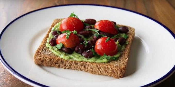 Rask frokost: en sandwich med avokado, bønner og tomat