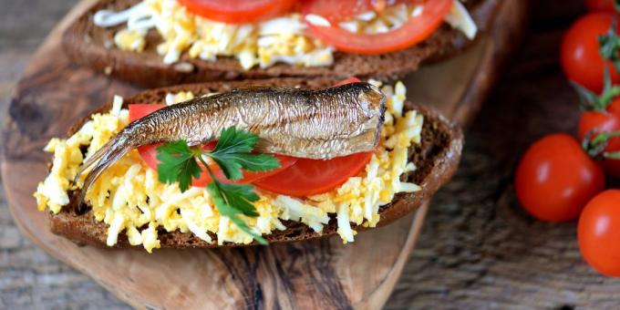 Smørbrød med brisling, egg og tomat