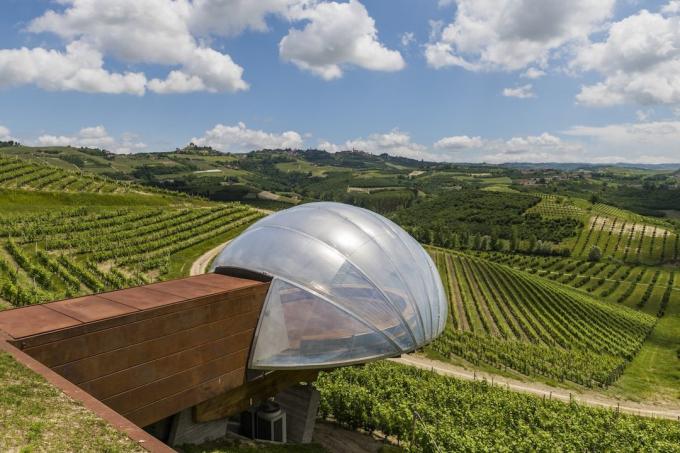 Europeisk arkitektur: Ceratto Winery utsikt over vingårdene i Alba