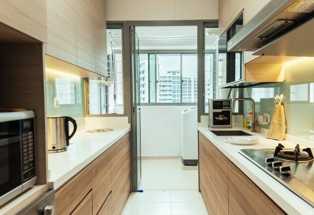 Lite kjøkken design: den blanke speil og møbler