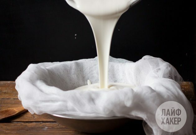 For å lage hjemmelaget yoghurtbasert kremost, hell blandingen over osteklut