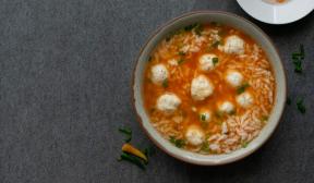 Suppe med kjøttboller, ris og tomater