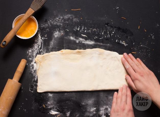 Hvordan lage ost pinner: Brett deigen i to