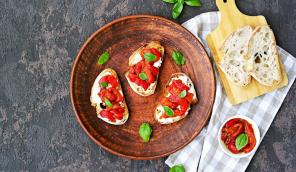 Bruschetta med ost og bakt pepper