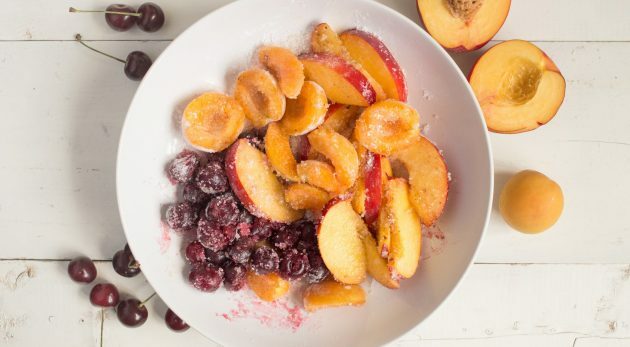 Sandkjeks med bær og frukt: dekk fruktene og bærene med sukker og stivelse