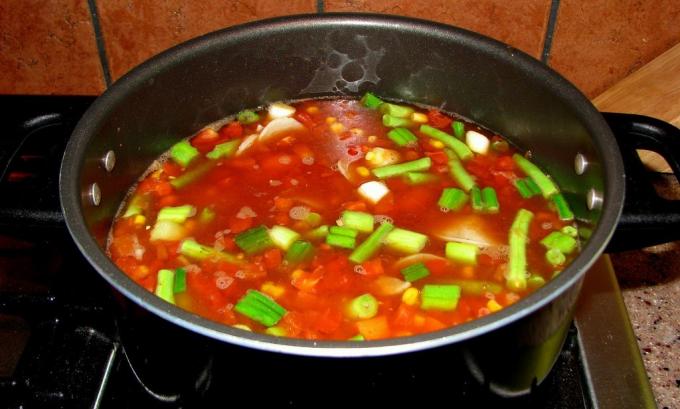 Legg grønnsakene i suppen
