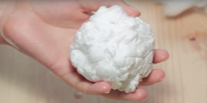Snowman med sine egne hender: opprette en bomullsdott