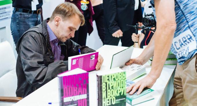 Alexey Salnikov signerer bøker for leserne