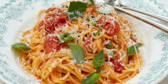 Oppskrift for pasta med tomatsaus