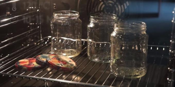 Hvordan å sterilisere glassene i ovnen