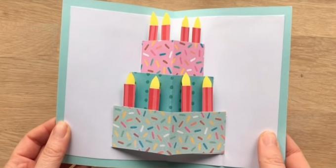 Hvordan lage et kort med en bursdagskake med hendene