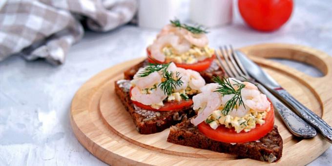 Smørbrød med egg, tomater og reker