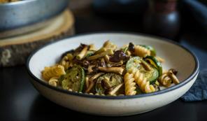 Pasta med sopp og courgette