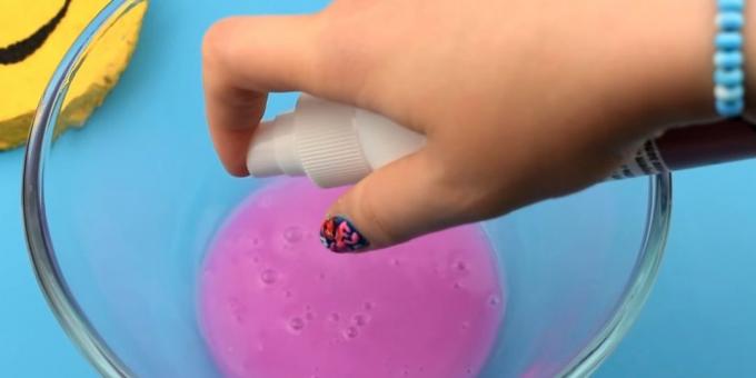 hvordan å lage Slyme uten lim: tilsett vann og spray