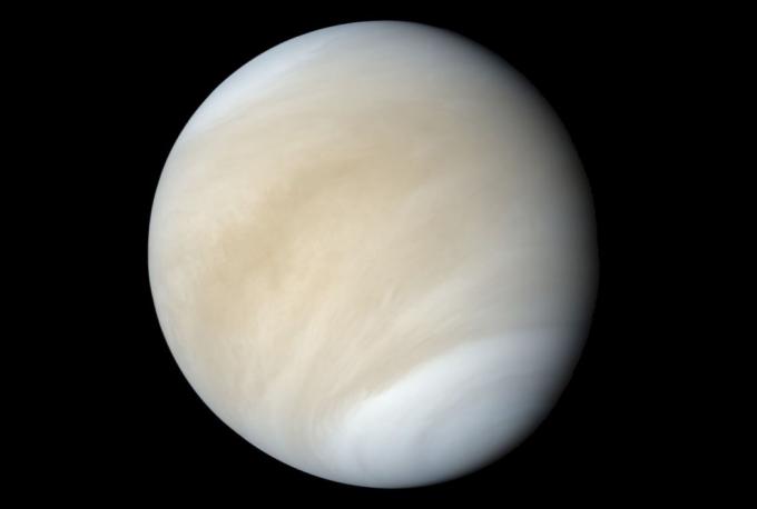 Interessante fakta: Venus - den eneste planeten som roterer med klokka