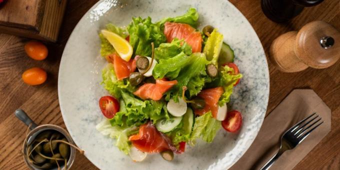 Salat med røkt rød fisk, grønnsaker og mozzarella