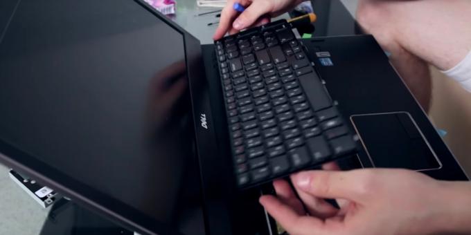 Lirke mediatorsystemer låsene på omkretsen av tastaturet og løft til ren laptop