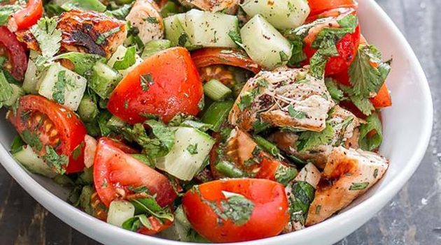 Sunn salat med kylling, grønnsaker og fetaost