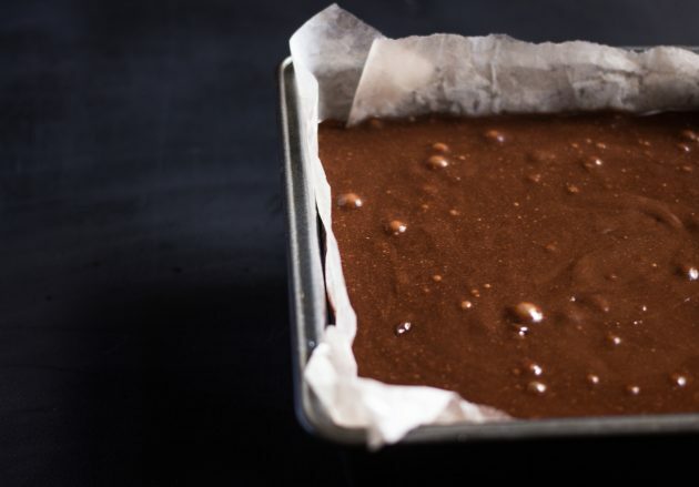 sjokolade brownie oppskrift: hell deigen i formen