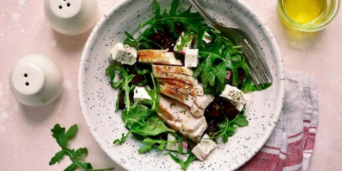 Salat med kylling, feta, rødbeter og senneps-soyadressing