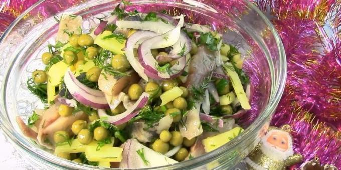 Salat med erter, sild og poteter
